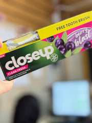 CLOSE UP CLEAN FRESH BERRY BLAST FREE TOOTH BRUSH 75ML